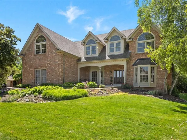 3002 Royal Queens Ct, St Charles, IL 60174