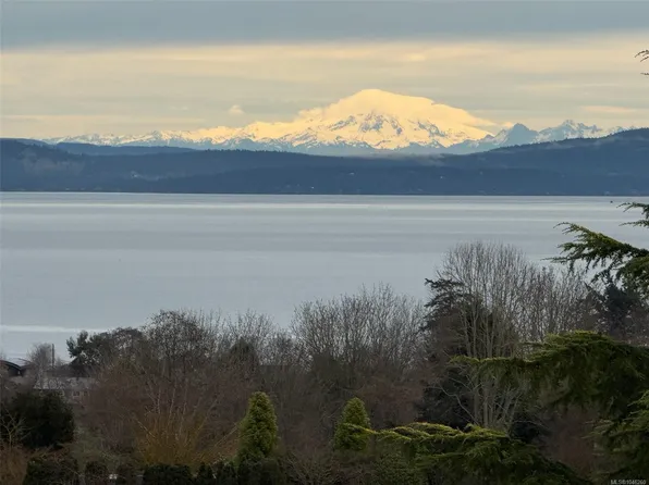 5350 Sayward Hill Cres #204, Saanich, BC V8Y 3H9