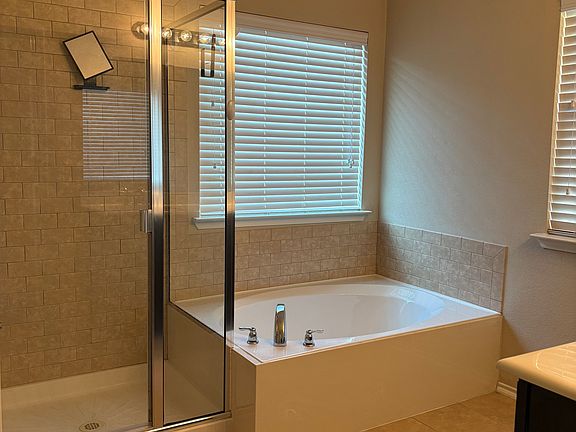 5th image of 814 Bens Dr