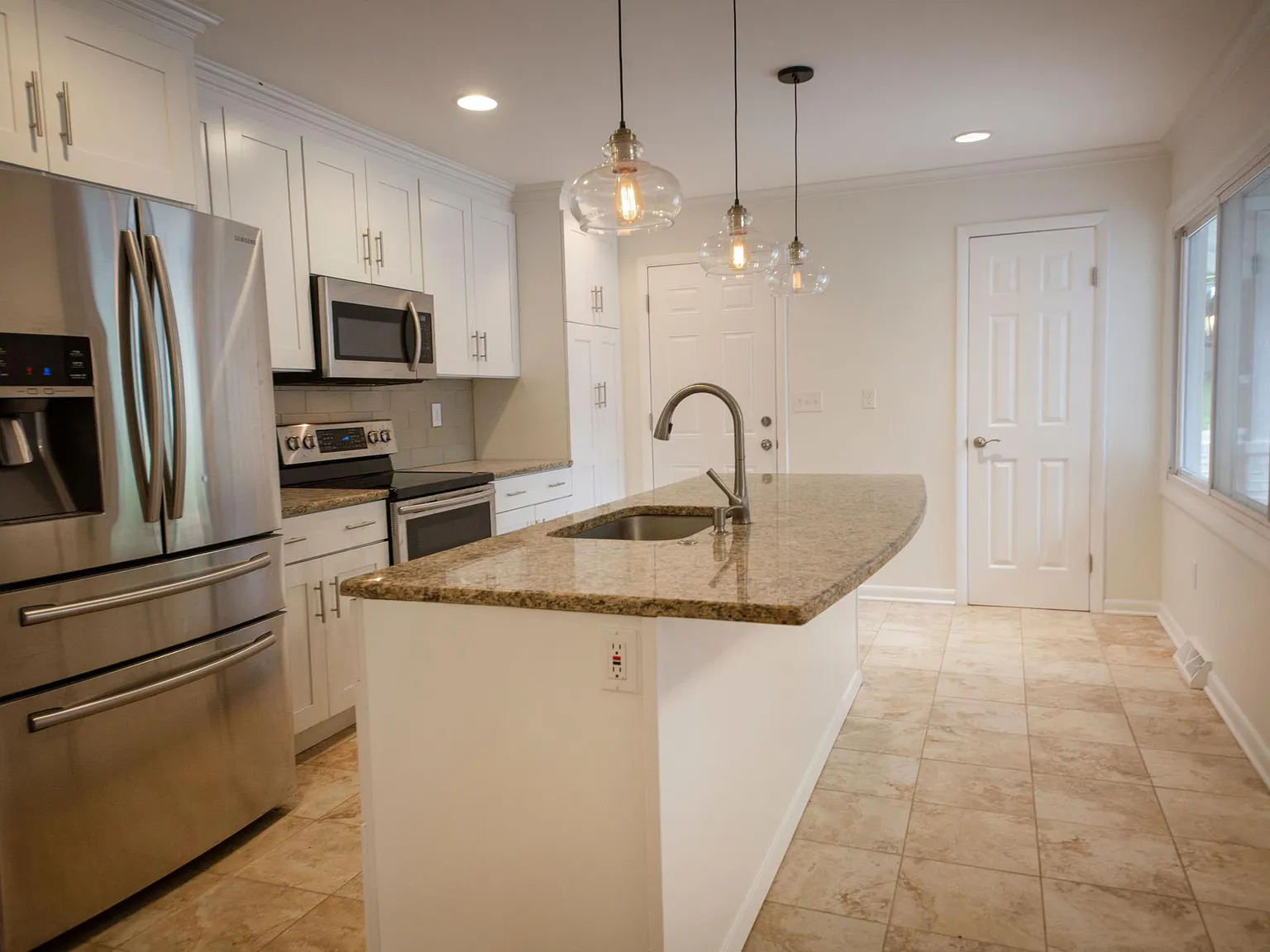3 bed, 1.5 bath, 1338 sqft, $3,000 — Photo 3