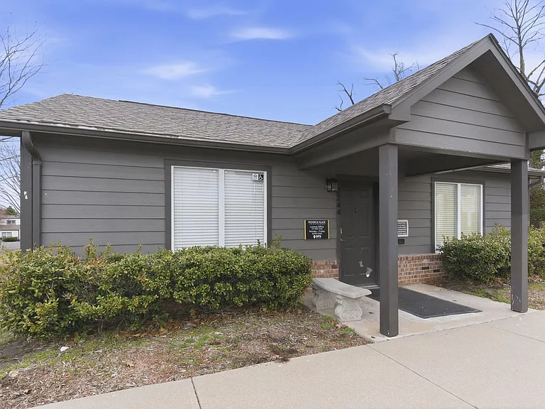 1447 E Oakwood Ln — Photo 26