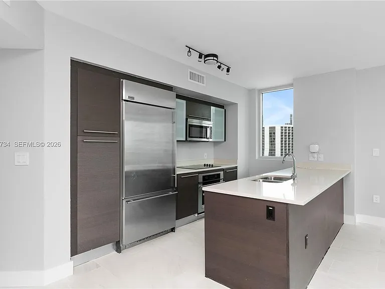 500 Brickell Ave #1801 — Photo 2