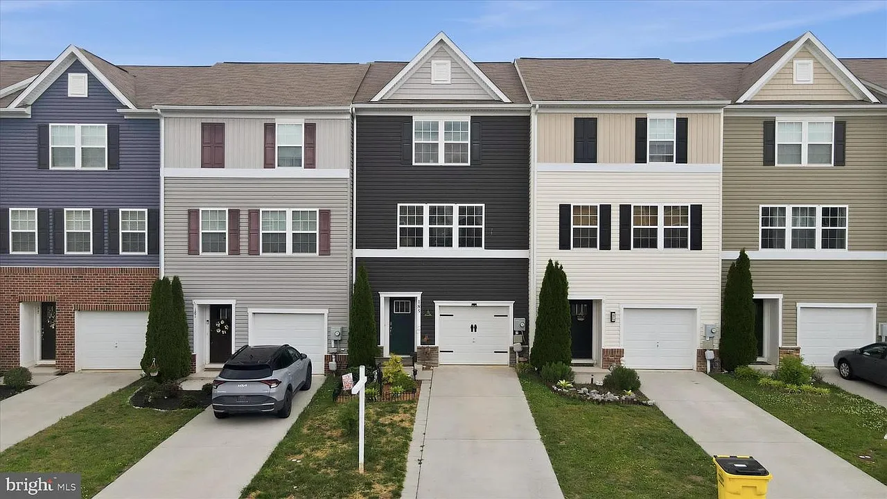 3 bed, 2324 sqft, $1,900 — Photo 1