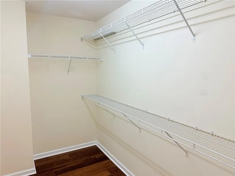 2380 Fairlie Dr — Photo 15