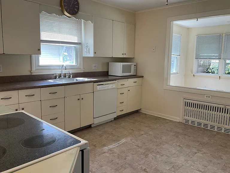 278 N Elm St — Photo 5