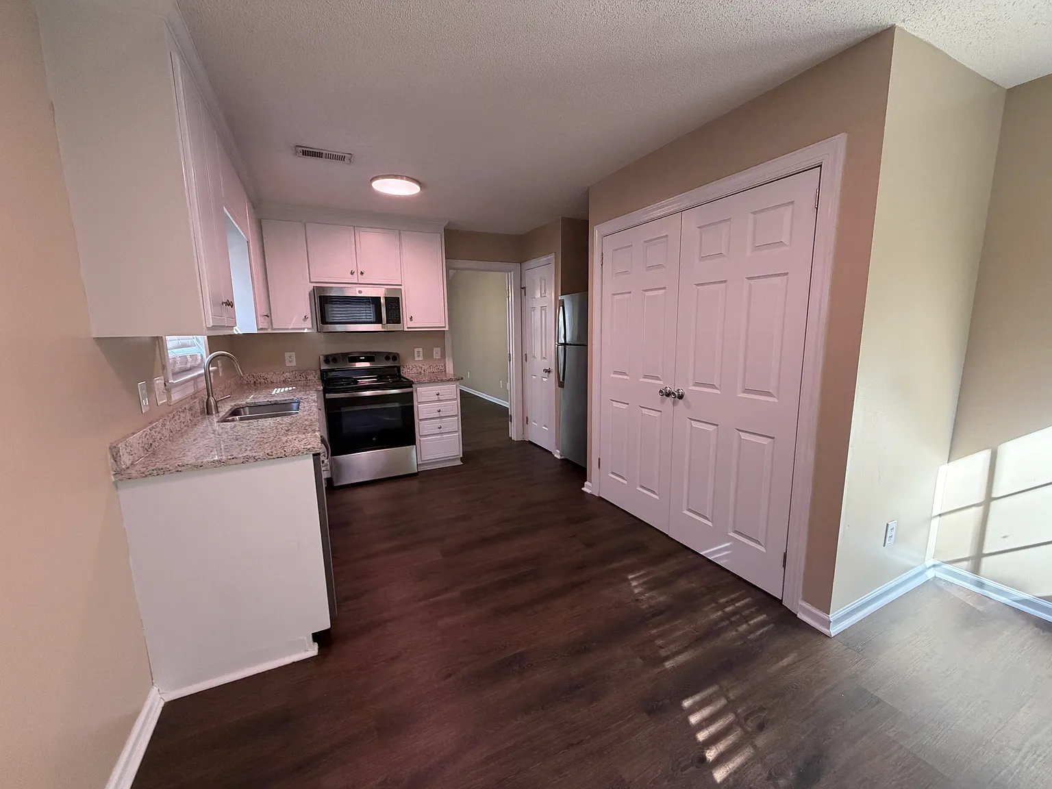 2 bed, 1.5 bath, 900 sqft, $1,125 — Photo 2