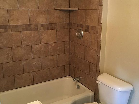 5th image of 835 E 7th St