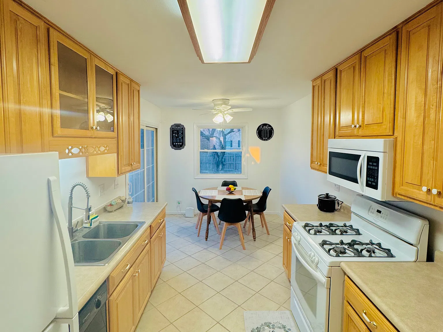 6 bed, 2200 sqft, $895 — Photo 1