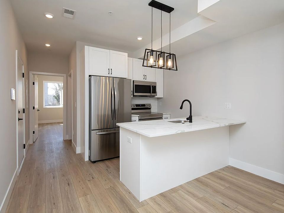 1st image of 935 W Dauphin St #2