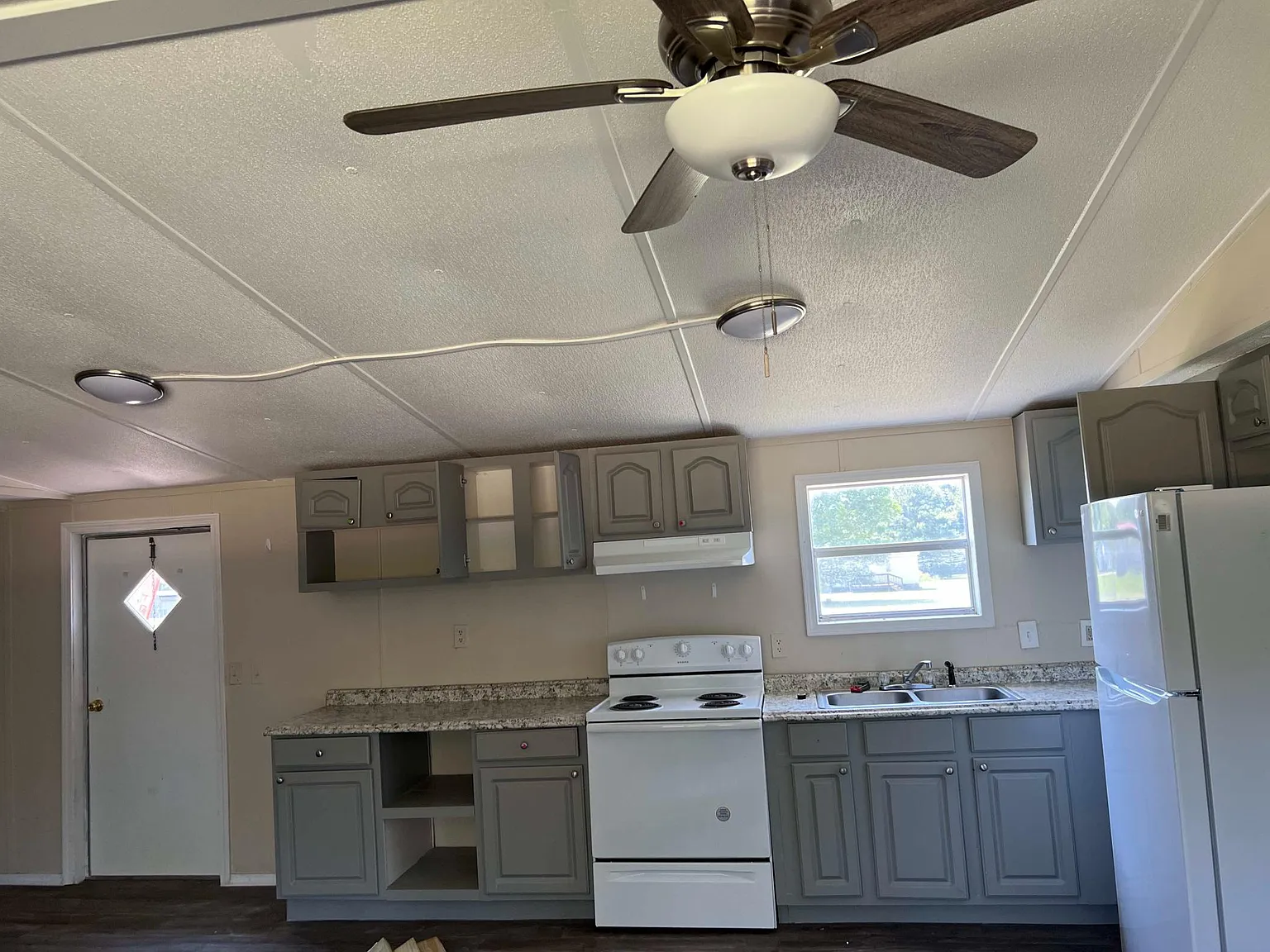 28 Riverside Dr — Photo 2