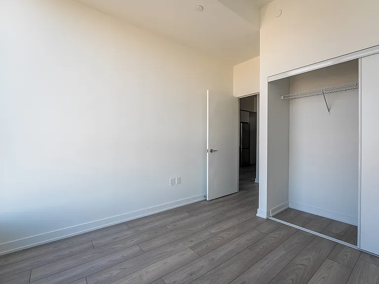 1007 The Queensway #812 — Photo 11
