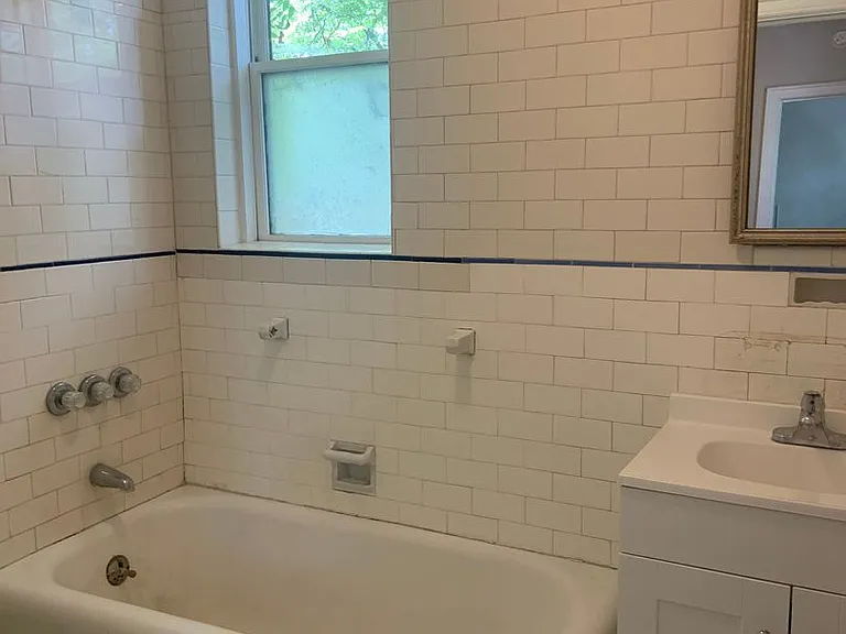 Winburn Court Apartments — Photo 8