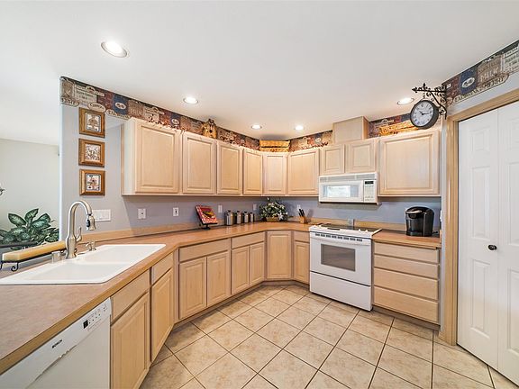 3rd image of 166 Tamarack Ct N