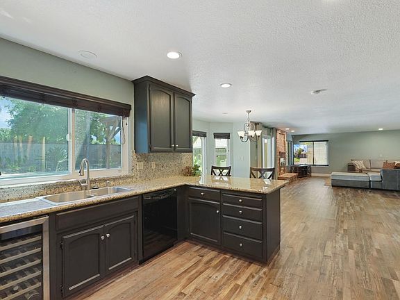 5th image of 230 River Oaks Dr