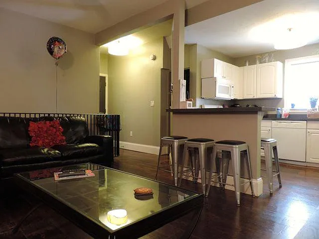 3 bed, 1200 sqft, $4,000 — Photo 2