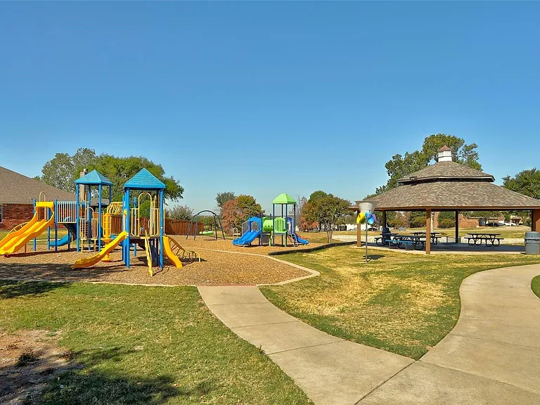 411 Winchester Dr — Photo 31