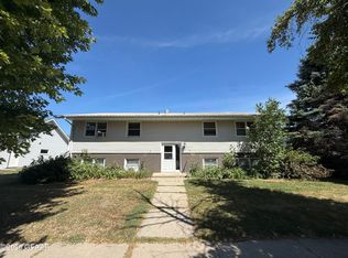 112 2nd St SW, Hillsboro, ND 58045