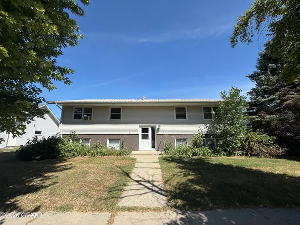 112 2nd St SW, Hillsboro, ND 58045