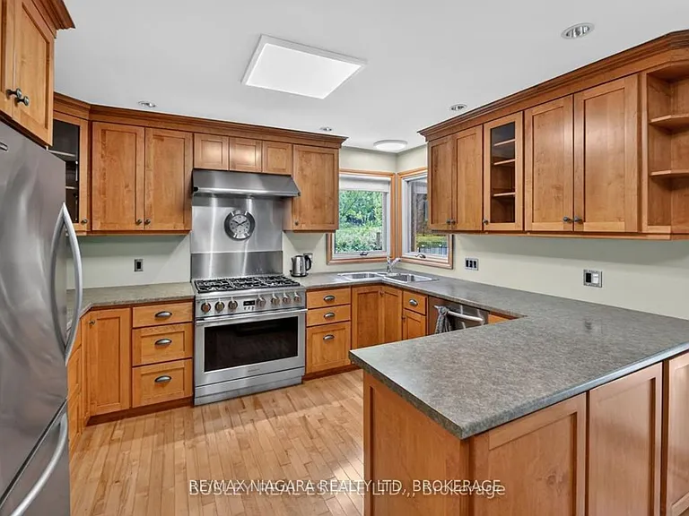 12 Sheppard Cres — Photo 9