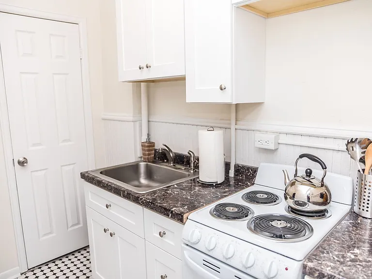 1537 N Pearl St — Photo 8