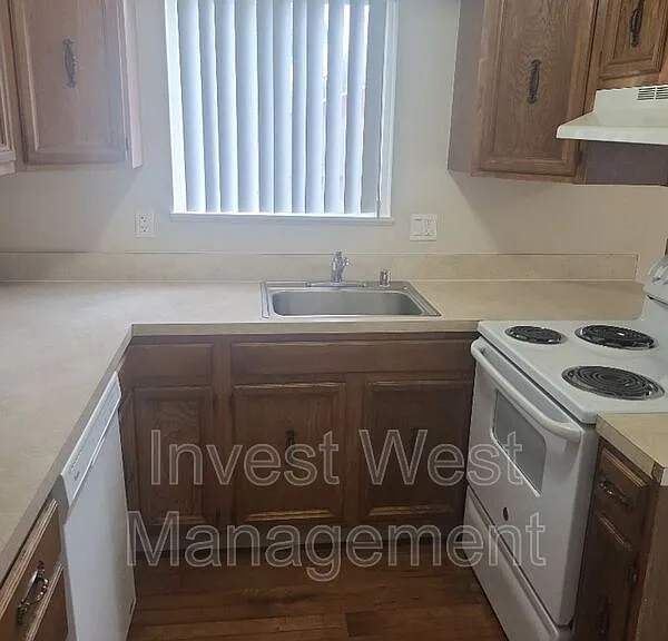 3331 NE 57th Ave #8 — Photo 3