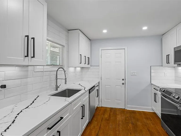 2223 Columbia Dr — Photo 12