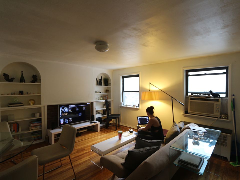 2nd image of 448 W 36th St