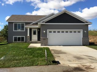 6227 Hillsboro Dr NW, Rochester, MN 55901