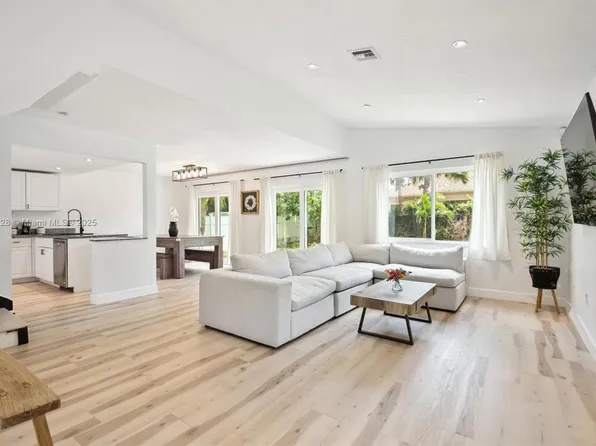 10560 La Placida Dr, Coral Springs, FL 33065