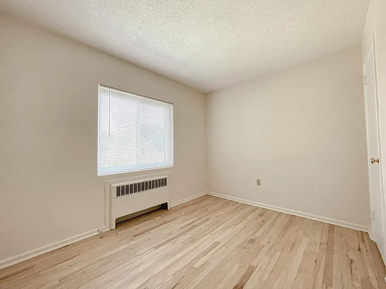 570 Whitney Ave — Photo 10