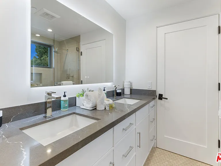 731 N Curson Ave — Photo 41