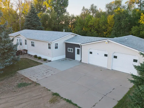 8377 41st St SE, Jamestown, ND 58401