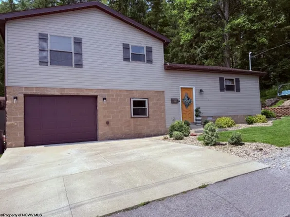 409 4th Ave, Nutter Fort, WV 26301