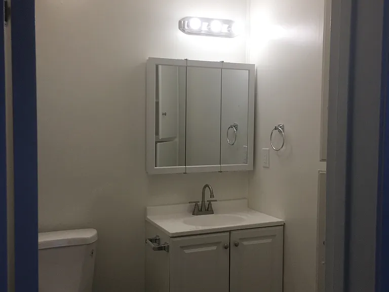 Burbank Tarzana Apartments — Photo 13