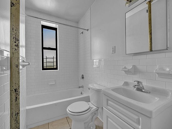 3rd image of 1015 Summit Ave APT 2A