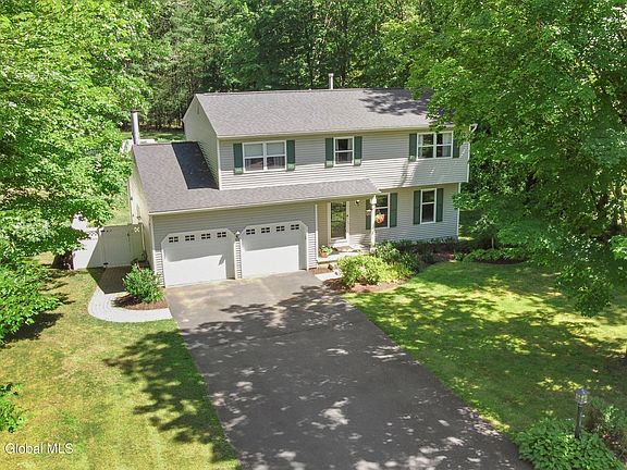 2nd image of 19 Carriage Way