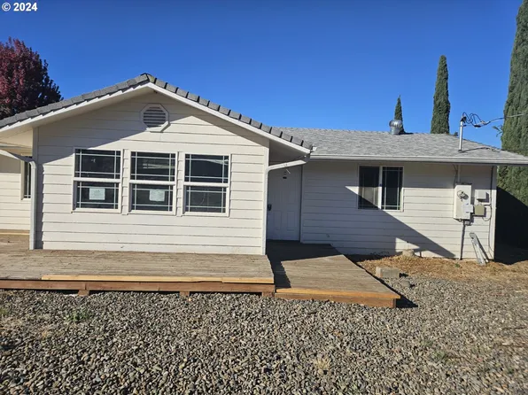 221 Briggs Dr, Myrtle Creek, OR 97457