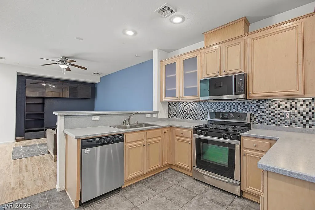 2 bed, 2.5 bath, 1551 sqft, $1,925 — Photo 3