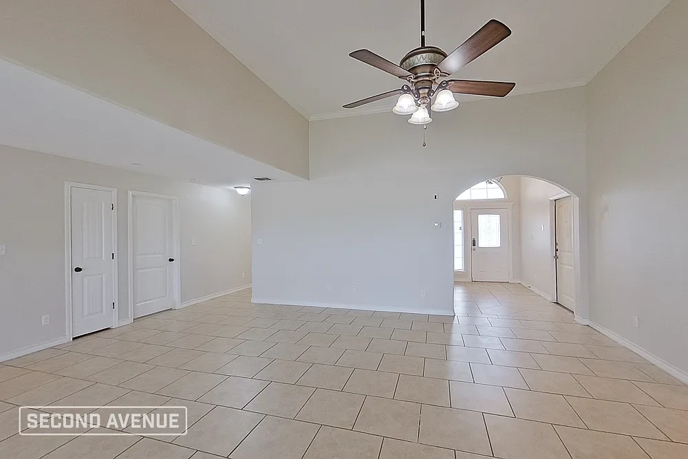 4 bed, 2.0 bath, 2056 sqft, $2,195 — Photo 2