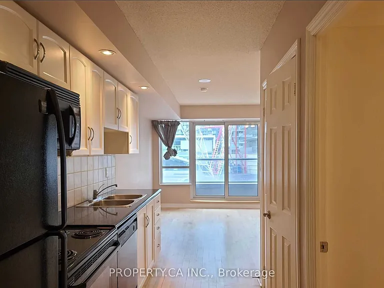 250 Wellington St W #1531 — Photo 6