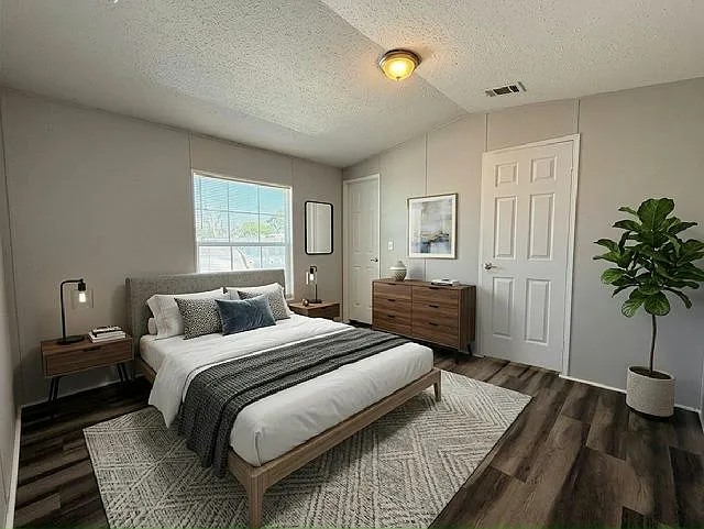 3 bed, 2.0 bath, 924 sqft, $1,810 — Photo 2