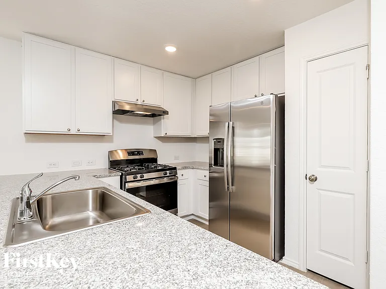 10407 McClintock Dr — Photo 7