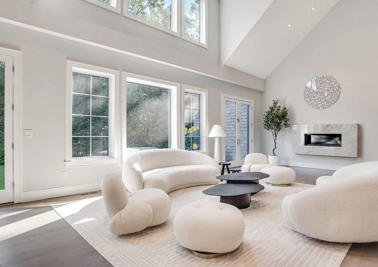 Stunning East Hampton Retreat — Photo 3