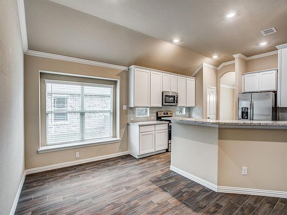 2nd image of 615 Devonshire Ln