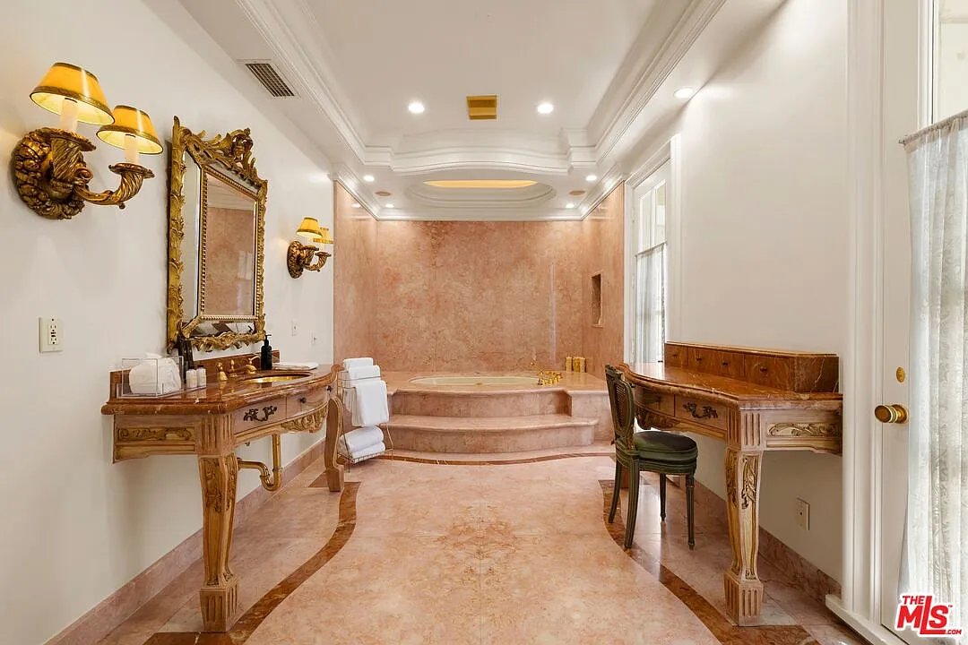 7 bed, 7.5 bath, 10000 sqft, $39,999 — Photo 2