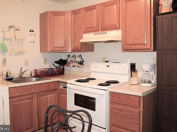 3rd image of 515 E King St