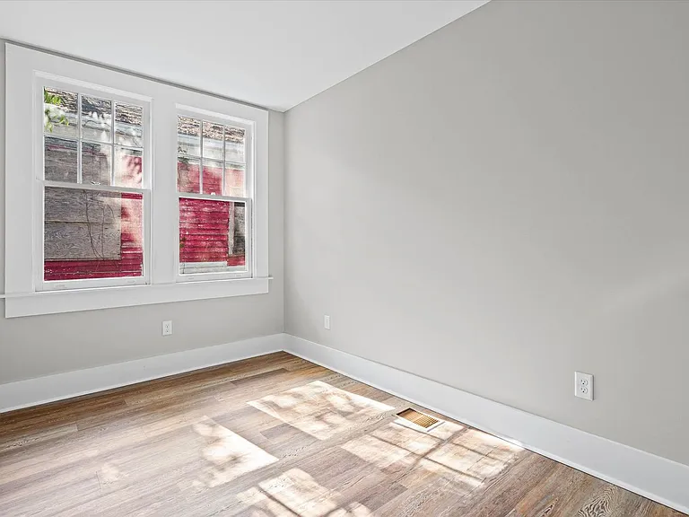 957 Savannah St — Photo 11