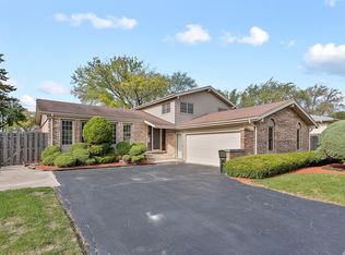 626 Springhill Dr, Roselle, IL 60172