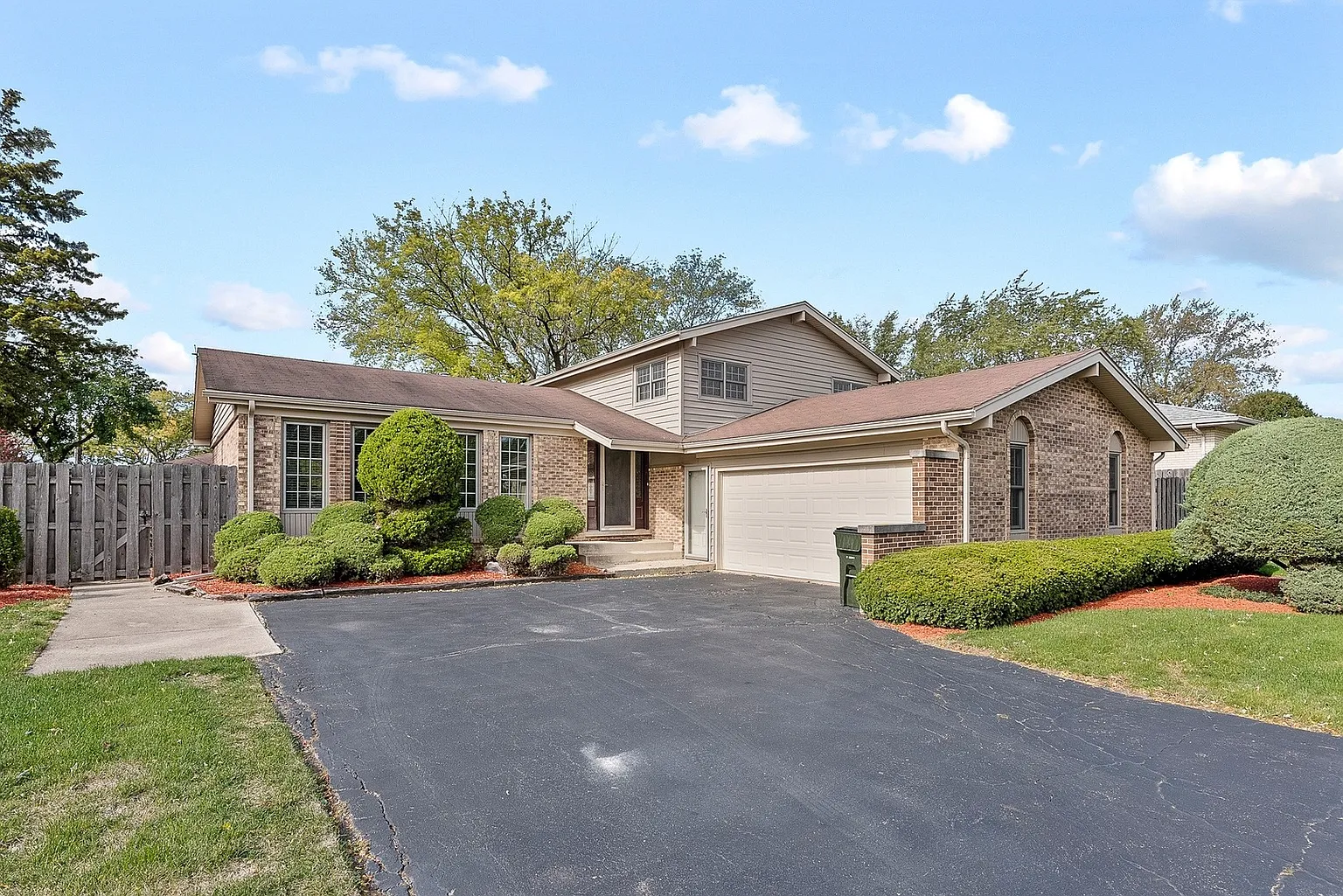 626 Springhill Dr photo 1