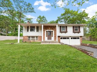 20 Pinecone Ln, Commack, NY 11725